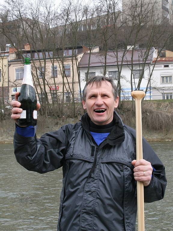Vsetínští vodáci zahájili sezonu na Bečvě. Řeku jim symbolicky odemkl Jiří Čunek, kterému klíče předal vodník Bečvoch