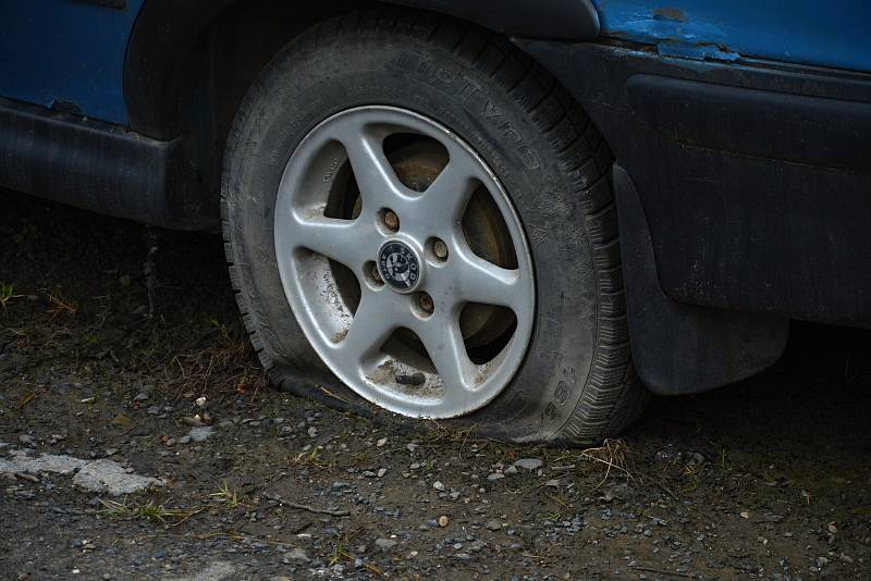 S autovraky a dlouhodobě odstavenými auty se potýkají města i  vesnice.