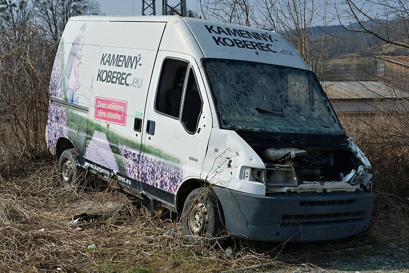 S autovraky a dlouhodobě odstavenými auty se potýkají města i  vesnice.