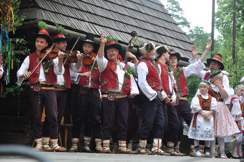 Ve Valašském muzeu v přírodě v Rožnově pod Radhoštěm byla v neděli 30. června 2013 odpoledne k vidění krojovaná valašská svatba. Předvedli ji členové souborů Hafery, Vranečka a Javořina