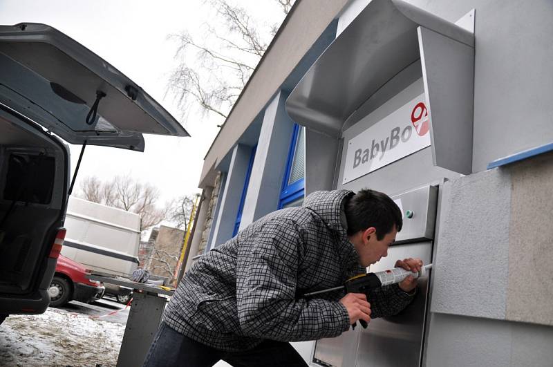 Instalace babyboxu v areálu nemocnice ve Valašském Meziříčí.