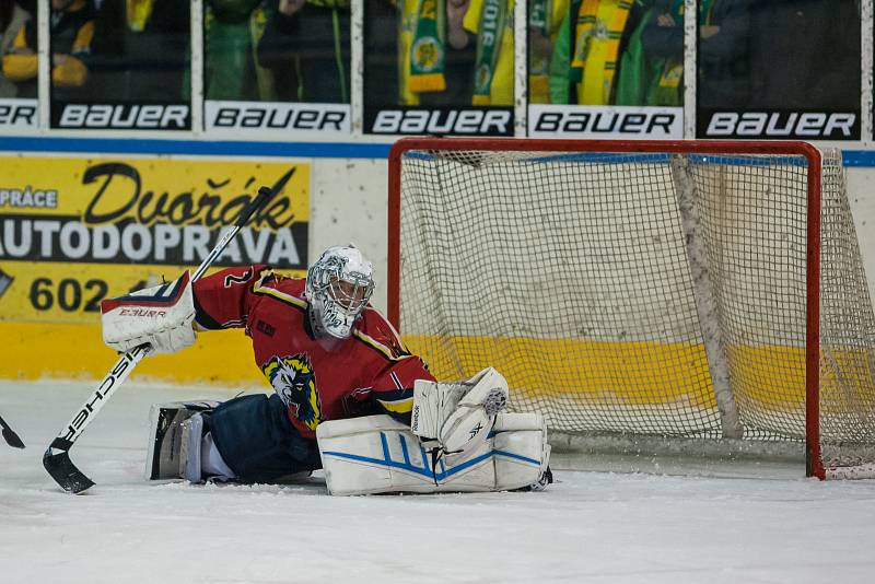 Šesté kolo kvalifikace o WSM ligu, zápas mezi týmy HC Vlci Jablonec nad Nisou a VHK ROBE Vsetín, se odehrálo 13. dubna na zimním stadionu v Jablonci nad Nisou. Na snímku brankář Jiří Stejskal.