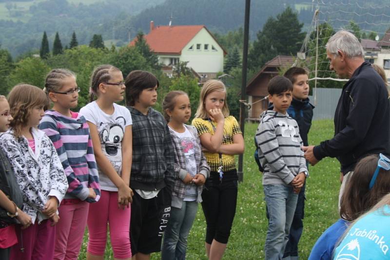 Učitel Vlastimil Vaněk vysvětluje dětem, jak se střílí ze vzduchovky.