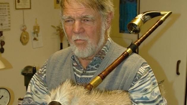 Pavel Číp ze Zubří vyrábí staré lidové hudební nástroje. V roce 2008 získal titul Nositel tradice lidového řemesla.