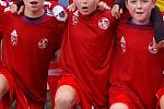 13letý fotbalista Petr Čech (uprostřed).
