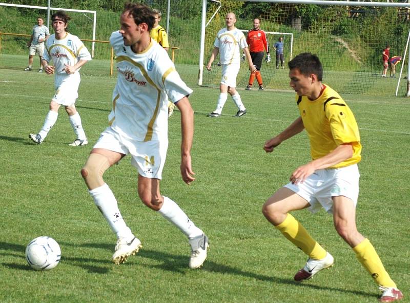 V derby utkání 1. B třídy Poličná (bílé dresy) – Podlesí se radovali z vítězství 2:1 domácí fotbalisté. 