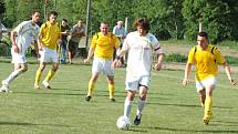 V derby utkání 1. B třídy Poličná (bílé dresy) – Podlesí se radovali z vítězství 2:1 domácí fotbalisté. 