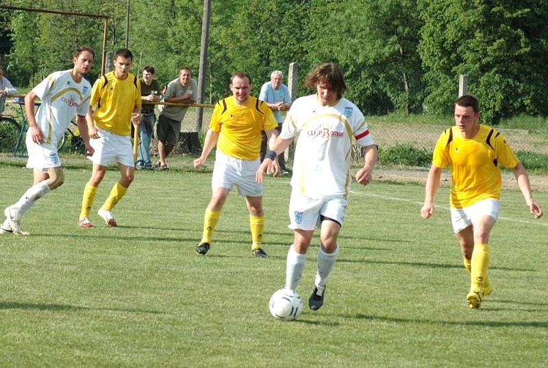 V derby utkání 1. B třídy Poličná (bílé dresy) – Podlesí se radovali z vítězství 2:1 domácí fotbalisté. 