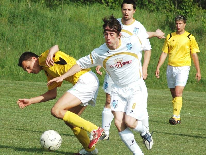 V derby utkání 1. B třídy Poličná (bílé dresy) – Podlesí se radovali z vítězství 2:1 domácí fotbalisté. 