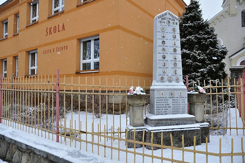 Památník obětí první světové války u základní školy v Ratiboři.
