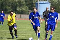 V utkání 1. A třídy fotbalisté Valašského Meziříčí (modré dresy) doma prohráli s Juřinkou 2:4. 