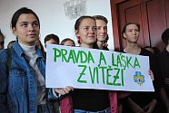 Krátkým happeningem si studenti valašskomeziříčského gymnázia v pátek 15. listopadu 2019 připomněli první dny Sametové revoluce ve svém městě, od reakcí na potlačení studentské demonstrace 17. listopadu 1989 v Praze po generální stávku, jež o deset dní po