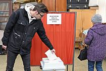 Voliči ve Valašském Meziříčí odevzdávají své hlasy v prvním kole prezidentské volby; leden 2023