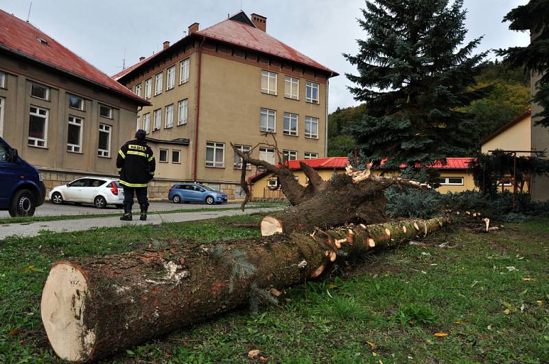 Větrná smršť, která se v noci na pátek 5. října 2012 prohnala obcí Hovězí na Horním Vsacku, za sebou zanechala milionové škody. Poškodila střechy několika domů, místní školy a zdejší víceúčelové hřiště.