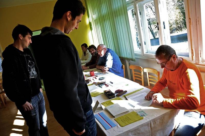 Členové volební komise kontrolují doklady a vydávají hlasovací lístky při druhém kole senátních voleb v Čekance - Denním stacionáři Naděje ve vsetínské místní části Rokytnice; Vsetín, sobota 20. října 2012.