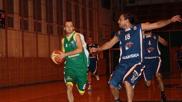 Oblastní přebor střední Moravy, 8. kolo: basketbalisté KK Jasenice (zelené dresy) porazili Prostějov C 69:58.