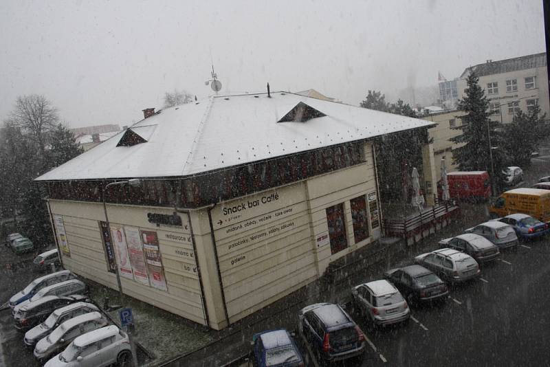 Jarní sněžení ve Vsetíně v úterý 31. 3. 2015 hodinu před polednem.