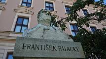 Valašské Meziříčí - busta Františka Palackého před gymnáziem, které nese jeho jméno