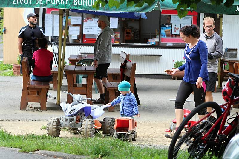 Velké Karlovice se těší velké oblibě turistů. Výjimkou nebyl ani poslední prázdninový týden roku 2020.