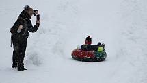 Děti si užívají zimních radovánek na snowtubingové dráze ve Ski areálu Razula ve Velkých Karlovicích.