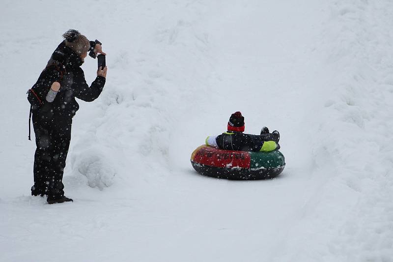 Děti si užívají zimních radovánek na snowtubingové dráze ve Ski areálu Razula ve Velkých Karlovicích.