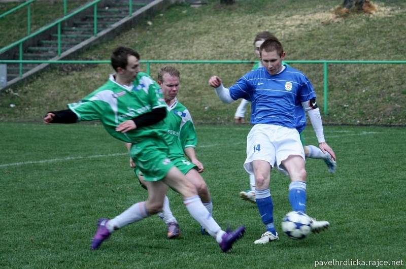 Fotbalisté Kelče (modré dresy) doma porazili Malenovice.