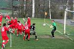 Fotbalisté Kelče B (pruhované dresy) doma prohráli se Lhotkou 1:4. 