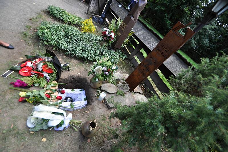 Pietní setkání spojené s uložením ostatků akademického malíře Miloše Šimurdy na Valašském slavíně ve skanzenu v Rožnově pod Radhoštěm; pátek 2. září 2022
