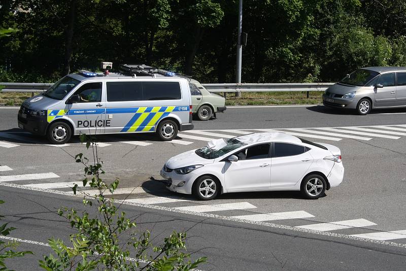 Řidička z Valašského Meziříčí převrátila svoje auto na střechu. Za havárii může hmyz, který ženě vletěl do auta a po kterém se ohnala.