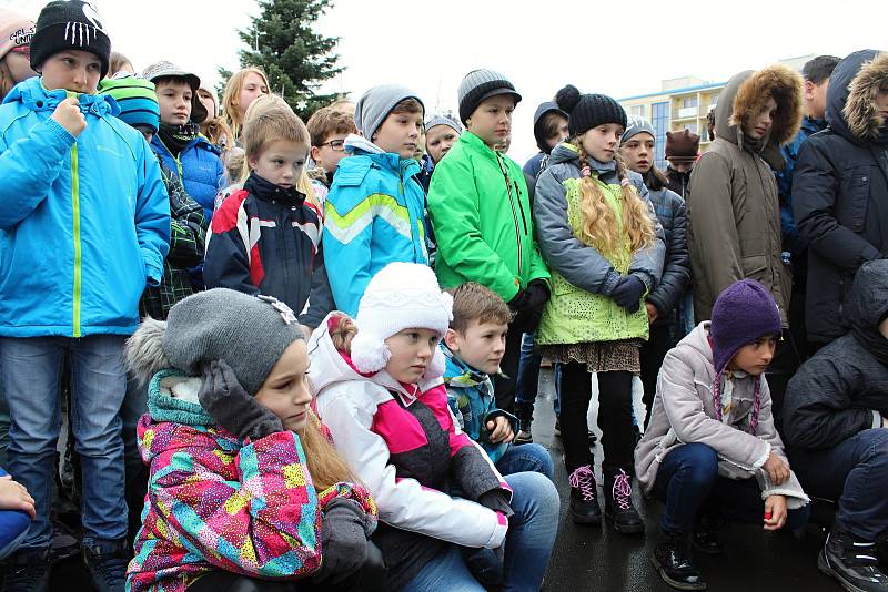 Atraktivní forma výuky zaujala žáky základních i středních škol na osvětové kampani Den s čistým ovzduším. Na náměstí Svobody ve Vsetíně lákaly ve středu 29. listopadu 2017 nejvíce praktické ukázky.