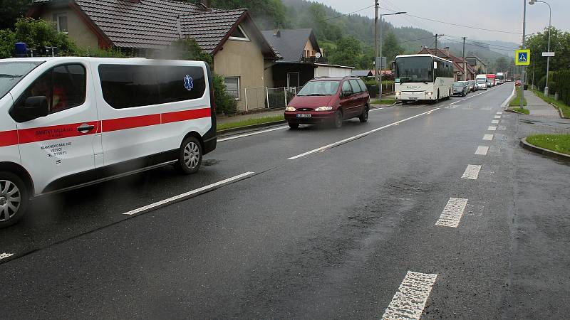 Dopravní nehoda ve vsetínské části Rokytnice u Irisy v úterý 16. června 2020 po 13. hodině totálně uzavřela hlavní spojnici mezi Vsetínem a Vizovicemi.