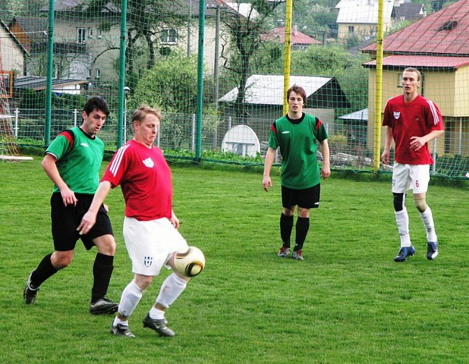 Ve Vidči se hrál dramatický zápas plný penalt a žlutých karet. Fotbalisté Hrachovce (červené dresy) měli pevné nervy a dokázali v závěru urvat výhru pro sebe