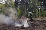 Členové jednotky Sboru dobrovolných hasičů z Halenkova zasahují u požáru ohnišť po lesní těžbě na hřebeni Javorníků v Halenkově; úterý 16. května 2017