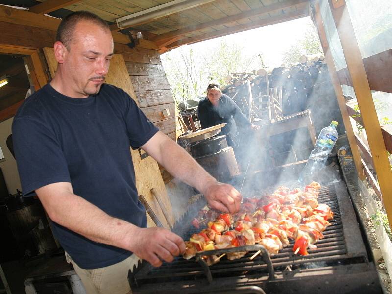 Košt jablečné pálenky a jablečného pečiva v Jablůnce.