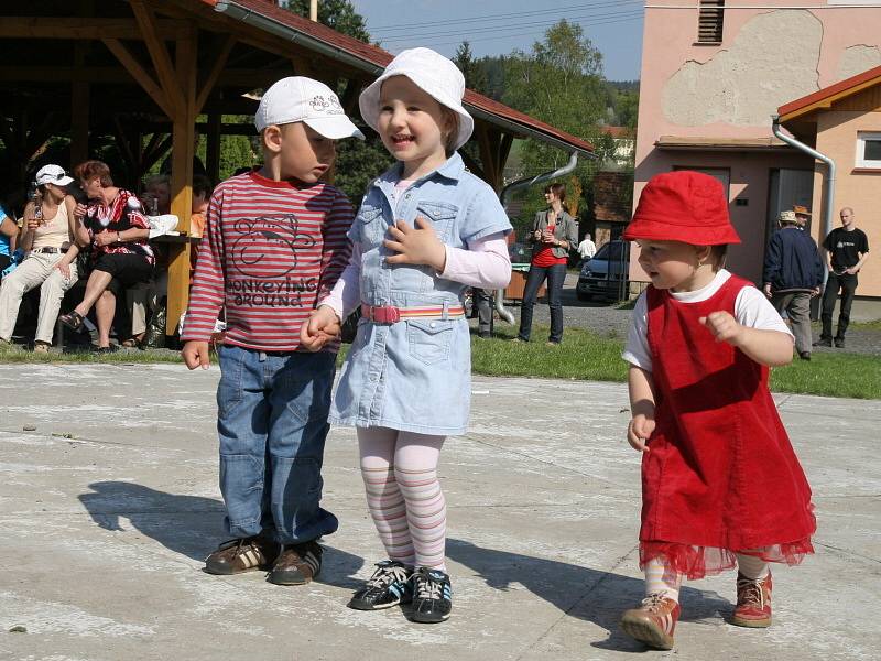 Košt jablečné pálenky a jablečného pečiva v Jablůnce.