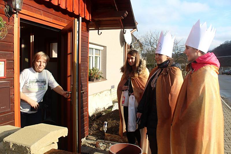 Ve Lhotě u Vsetína chodilo 6. ledna 2018 pět skupin tříkrálových koledníků. Jednu z nich tvořila třináctiletá Tereza, čtrnáctiletá Gabriela a šestnáctiletá Klára.