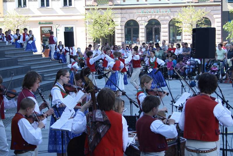 Na tradičních oslavách jara, stavění májky, vystoupily i folklorní soubory Jasénka, Malá Jasénka a Jasénčanky