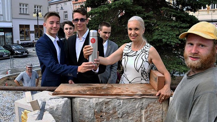 Studenti Gymnázia Františka Palackého ve Valašském Meziříčí uložili do restaurované sochy sv. Floriána na meziříčském náměstí časovou kapsli se vzkazem pro budoucí generace.