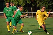 Fotbalisté Velkých Karlovic+Karolinky B (zelené dresy). 