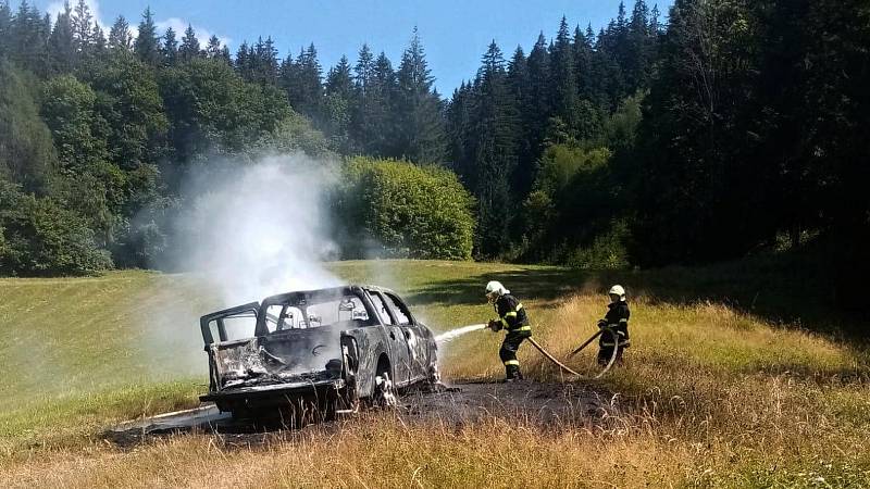 Hasiči likvidují požár osobního automobilu ve Velkých Karlovicích, místní části Malé Karlovice; úterý 9. srpna 2022