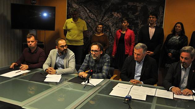 Členově koaličních stran ve Vsetíně (ANO, KDU-ČSL, ODS, Nestraníci, PRO VSETÍN) podepisují na vsetínské radnici koaliční smlouvu; pondělí 17. října 2022