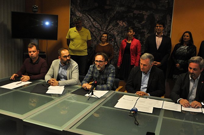Členově koaličních stran ve Vsetíně (ANO, KDU-ČSL, ODS, Nestraníci, PRO VSETÍN) podepisují na vsetínské radnici koaliční smlouvu; pondělí 17. října 2022