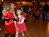 Dětský karneval navštívili Hurvínek s Máničkou. Děti poletovaly po parketě celou dobu.