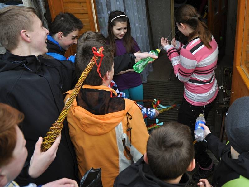 Mladí chlapci v Lidečku vyrazili na šmigrust s tatary z vrbového proutí i větvičkami pichlavého jalovce. Lidečko, velikonoční pondělí, 28. března 2016