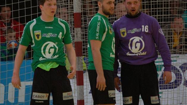 Házenkáři Gumáren Zubří (zleva) Jan Hanus, Lukáš Václav, brankář Petr Orság.