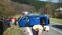 Octavia u Prlova přerazila sloup elektrického vedení