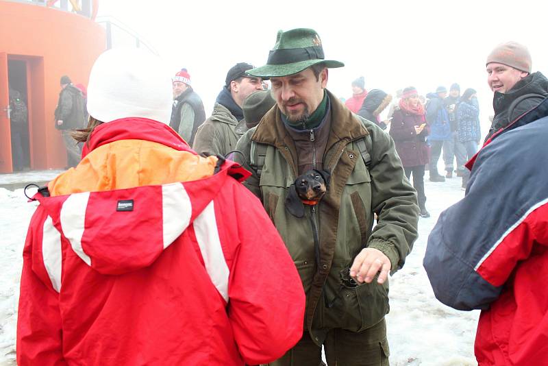 Se starým rokem se přišli na Silvestra, navzdory deštivému počasí, tradičně rozloučit desítky lidí k rozhledně na Vartovně u Vsetína.