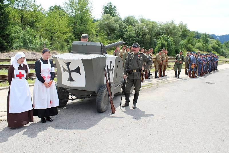Na nádraží ve Valašských Kloboukách připomněli členové klubů vojenské historie stovkám diváků dobu 1. světové války.