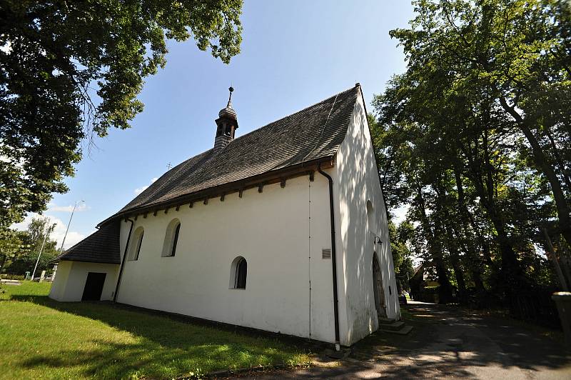 Valašské Meziříčí - kostel sv. Jakuba Většího stojí v místě bývalého krásenského náměstí v sousedství zámku Kinských