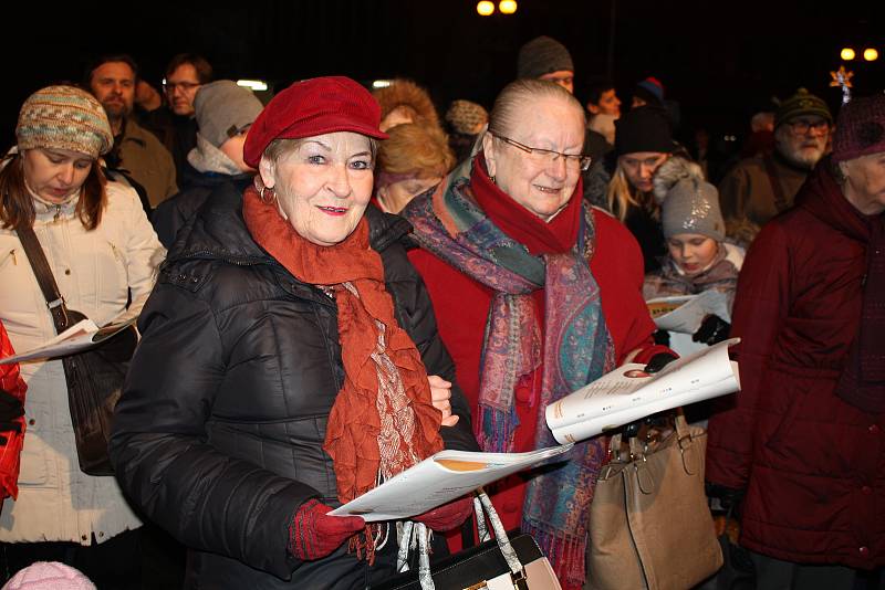 Akci Česko zpívá koledy 2018 doprovodila ve Vsetíně kapela Dareband a dětský pěvecký sbor Trávníček ze ZŠ Trávníky Vsetín. Na terase Domu kultury se sešlo na tři sta lidí.